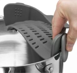 SensaHome- Siliconen Vergiet - Keuken Afgietdeksel - Afgiethulp - Siliconen - BPA Vrij - Grijs -Bo-Camp Winkel 1200x1144 2