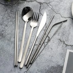 House Of Husk Reisbestek - Reis Bestekset - Chopsticks - Metalen Rietjes Met Borstel - Lepel - Vaatwasserbestendig - RVS - 7 Delig - Zilver -Bo-Camp Winkel 1200x1200 1204