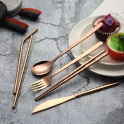 House Of Husk Reisbestek - Reis Bestekset - Chopsticks - Metalen Rietjes Met Borstel - Lepel - Vaatwasserbestendig - RVS - 7 Delig - Rose Goud -Bo-Camp Winkel 1200x1200 1245