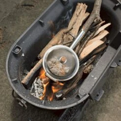 Kikkerland Huckleberry Popcorn Maker - Maak Je Eigen Popcorn - Popcornpan - Kampvuur - Buitenspeelgoed - Buitenspelen - Kamperen -Bo-Camp Winkel 1200x1200 1248