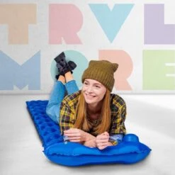 TRVLMORE Slaapmat - Zelfopblazend - 1 Persoons - Ingebouwde Pomp En Kussen - Blauw -Bo-Camp Winkel 1200x1200 1331