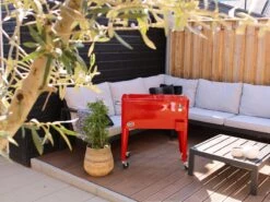 AXI Retro Cooler Rood - Koeler Met Wielen - 76L Inhoud - Koelbox Met Aftapkraan -Bo-Camp Winkel 1200x900 12